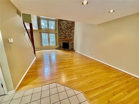 4th image of 48 Colonial Cir