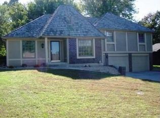404 NW Fairway Dr, Blue Springs, MO 64014
