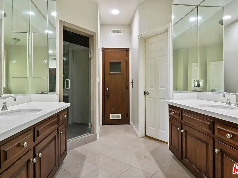 1478 Sunset Plaza Dr — Photo 15