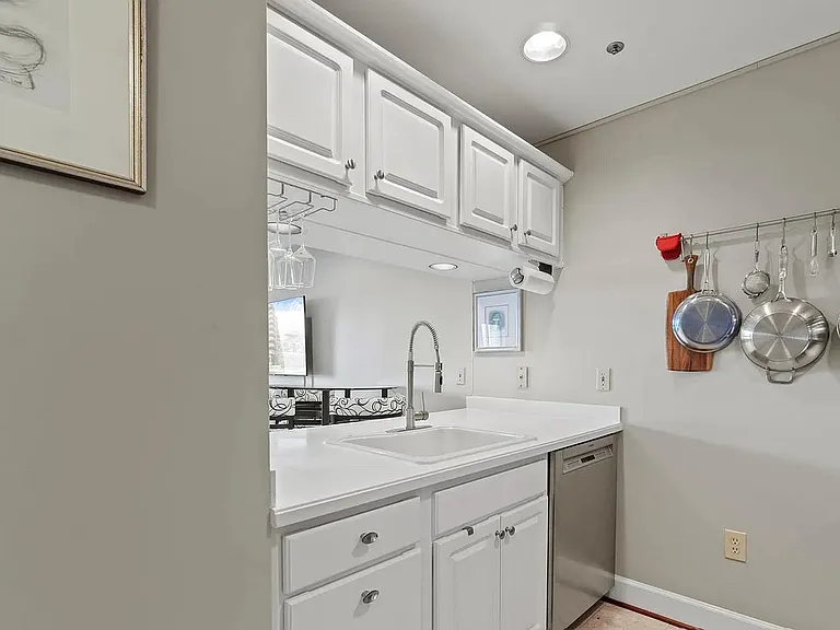 1050 N Stuart St #411 — Photo 7