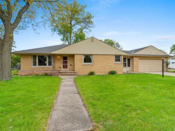 718 Carver Ln, Menasha, WI 54952