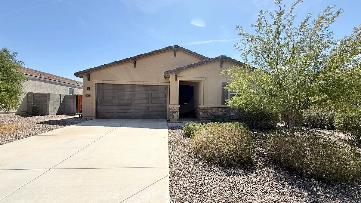 3 bed, 2.0 bath, 1866 sqft, $2,000 — Photo 1