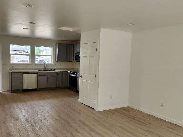 336 W Rockwell Ave — Photo 2
