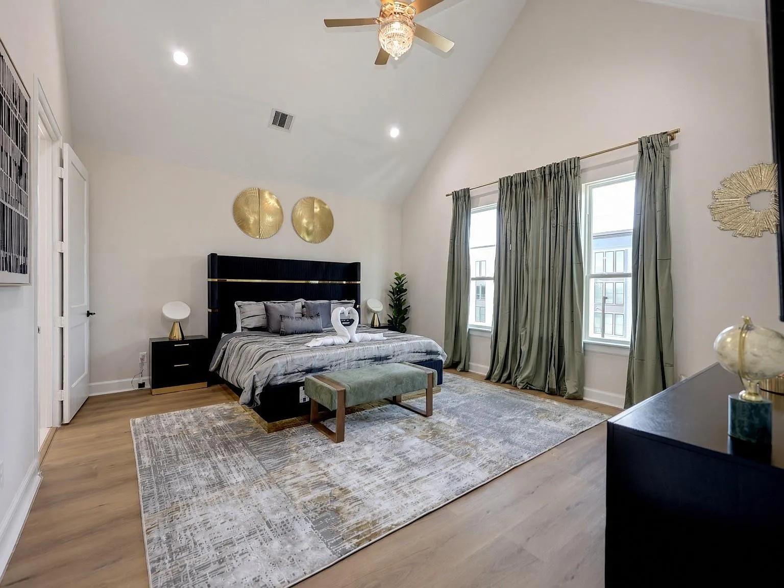 3 bed, 3.5 bath, 2264 sqft, $6,500 — Photo 2