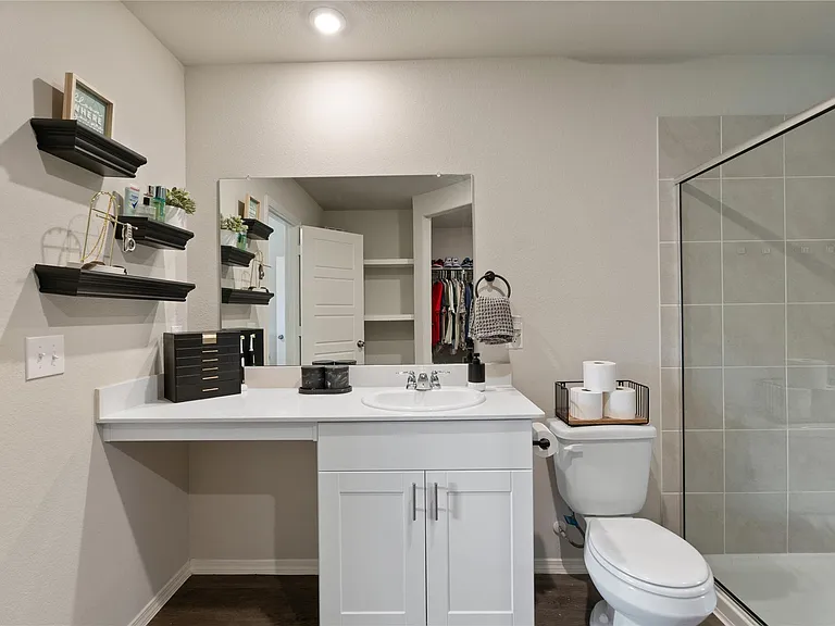 534 Dalloway St — Photo 9