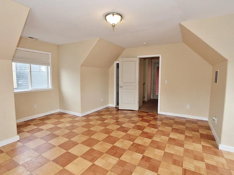 385 W Hale St — Photo 23