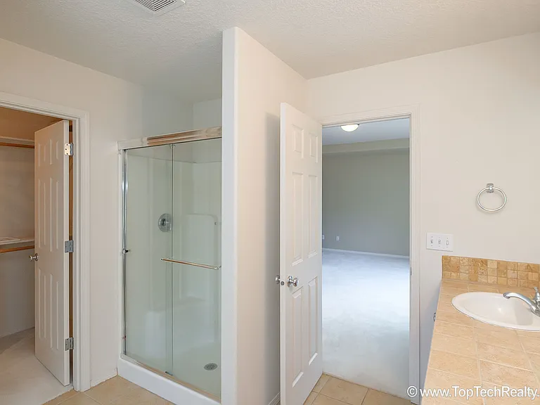 504 NE Caden Ave — Photo 15