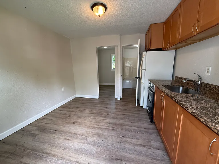 211 W Kirby St — Photo 14