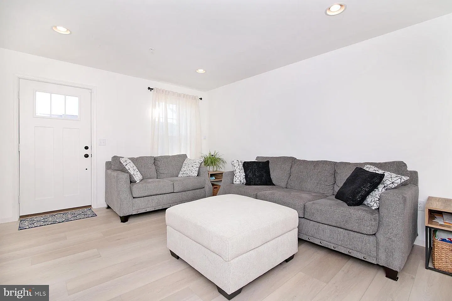 3 bed, 2.5 bath, 2080 sqft, $2,195 — Photo 2