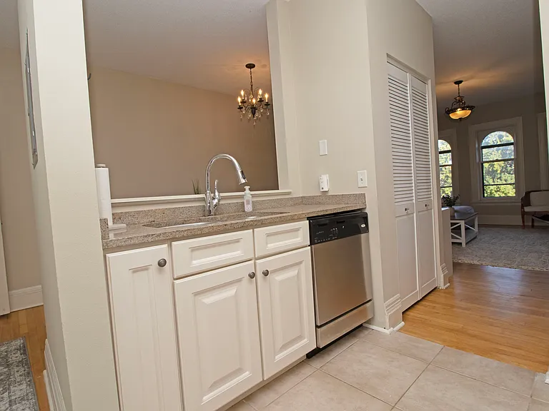 598 Summit Ave #3 — Photo 9