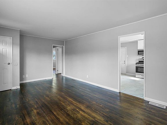 5th image of 5033 Langley Ave