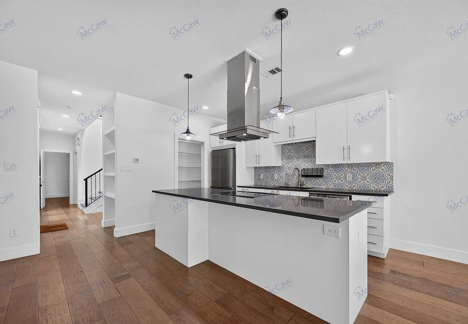 3 bed, 3.0 bath, 2527 sqft, $5,300 — Photo 3
