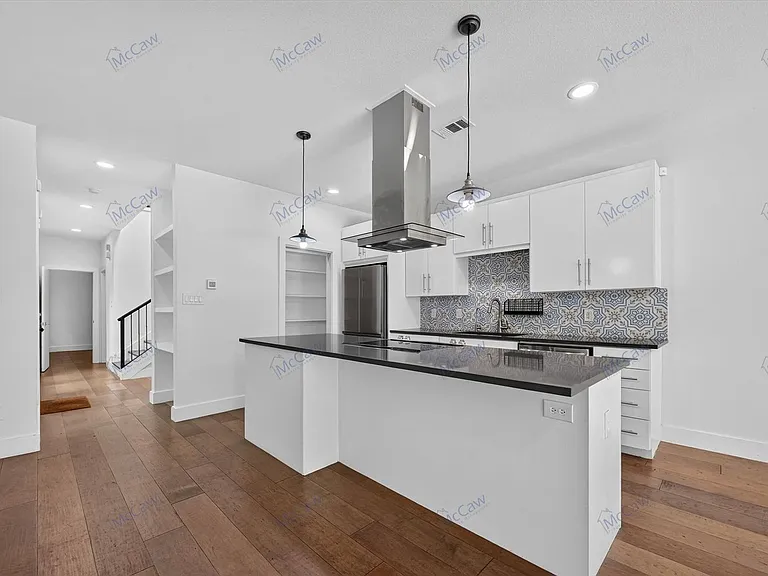 4413 Roseland Ave — Photo 3