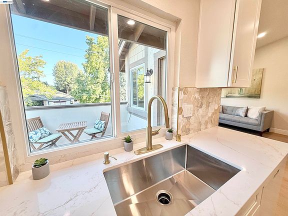 5th image of 136 Hackamore Ln
