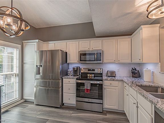 5th image of 3127 Benwick Dr