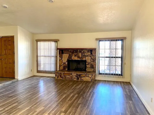 405 E Marigold Ln — Photo 9