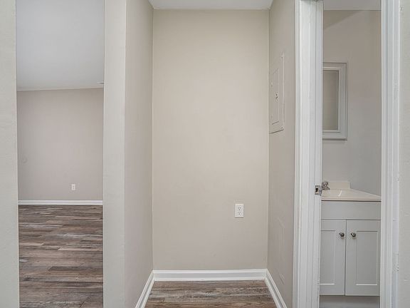 2nd image of 4301-4331 Layola Ave #4313