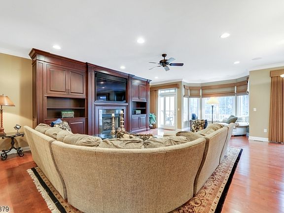5th image of 32 Metzger Dr