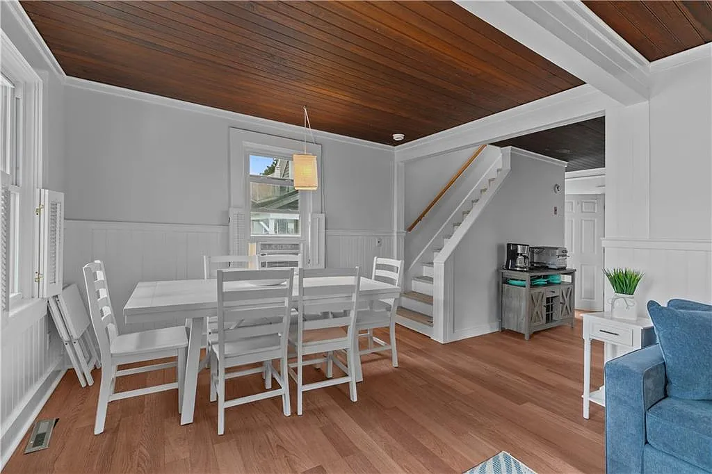3 bed, 2.0 bath, 1320 sqft, $3,400 — Photo 2
