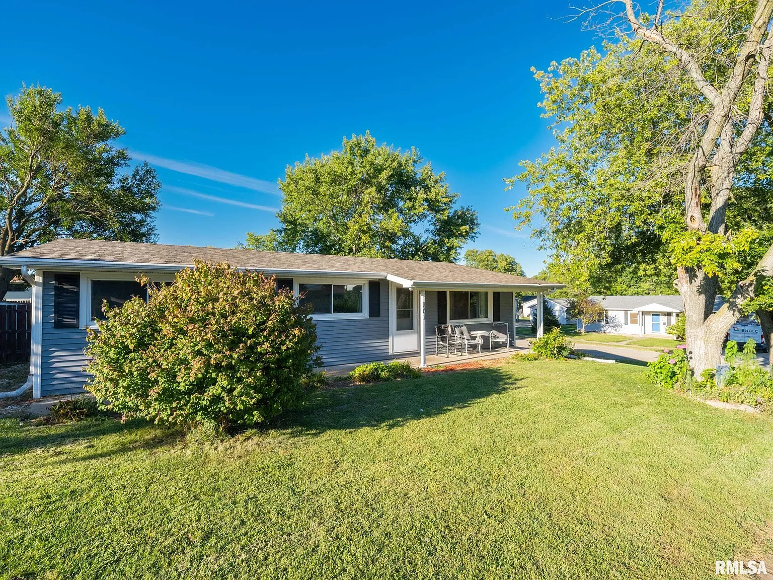 901 James St photo 1