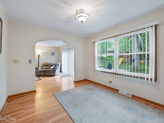 4th image of 542 Wilmette Ave