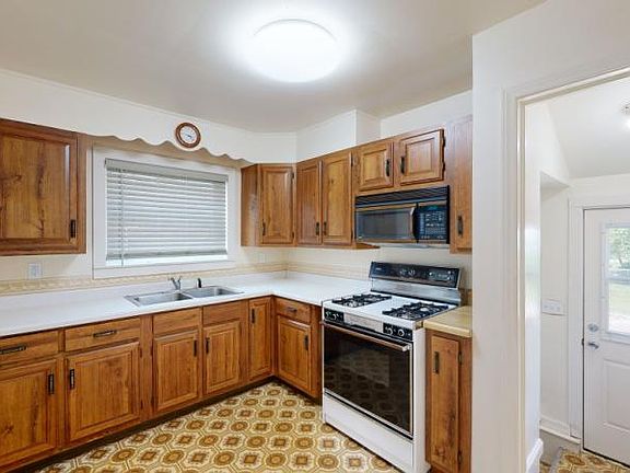 4th image of 301 W Elm St