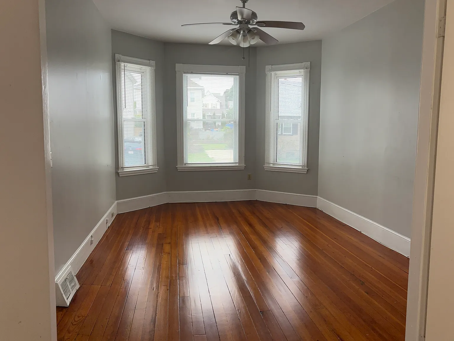 3 bed, 1150 sqft, $2,700 — Photo 3