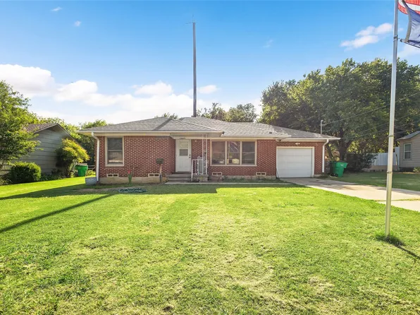 1207 Whaley Dr, Gainesville, TX 76240