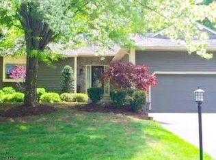 8 Hunters Cir, Lebanon, NJ 08833