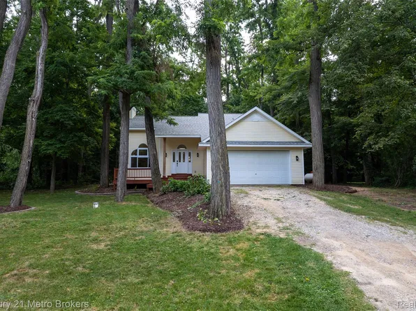 15117 Locust Grove Dr, Byron, MI 48418