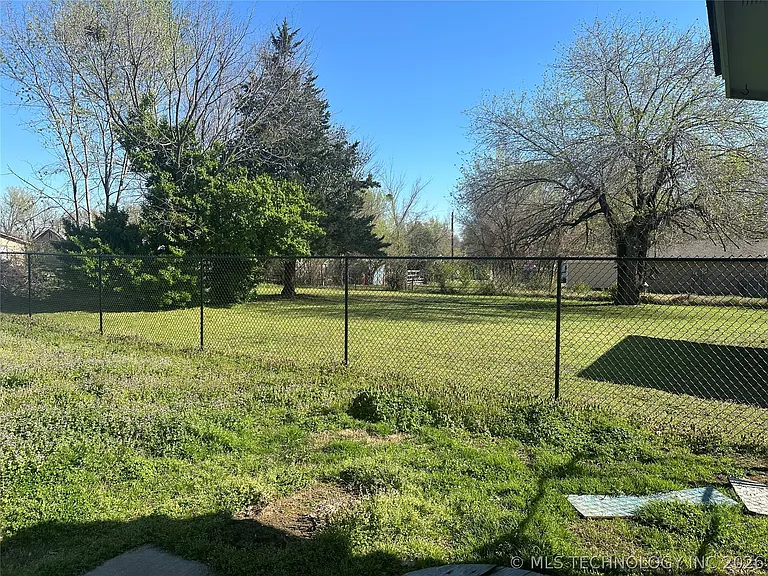 623 N Division St — Photo 22