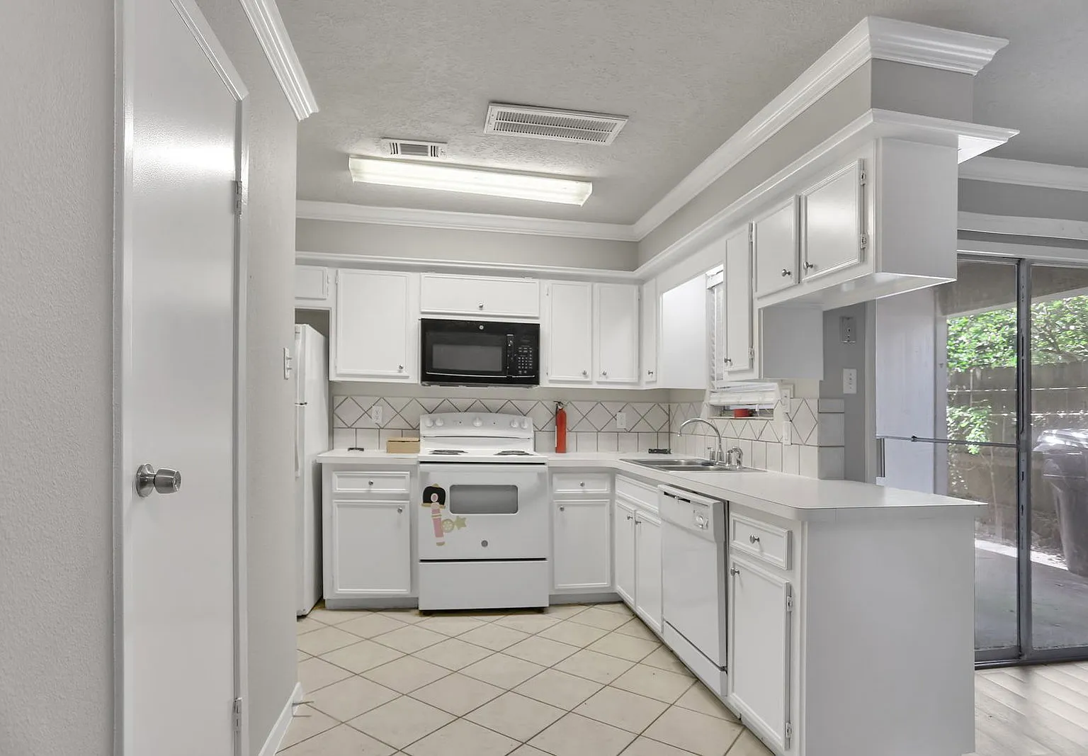 2 bed, 1.0 bath, 1200 sqft, $1,350 — Photo 1