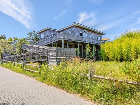 15 Dune Way, Seaview, NY 11770