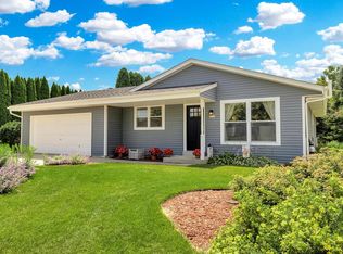 8733 S Fieldpointe Dr, Oak Creek, WI 53154