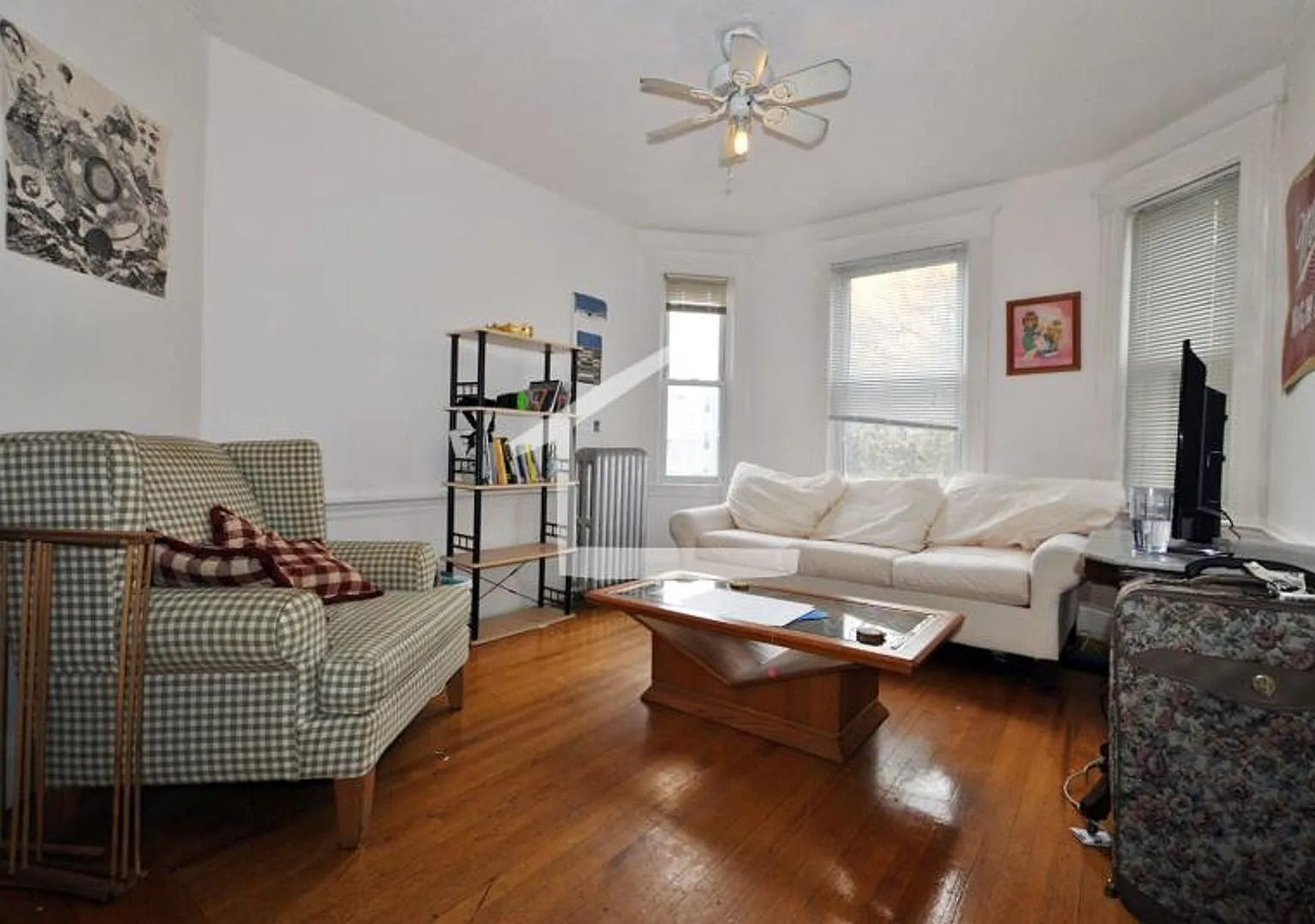 Nice 3 bed in oak square — Photo 2