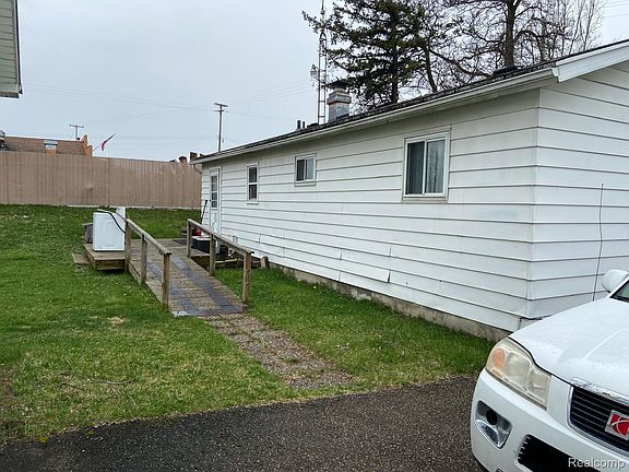 3rd image of 2056 E Stanley Rd
