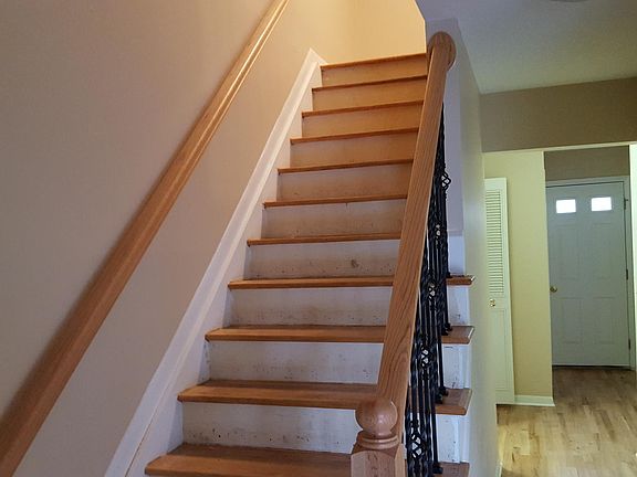 4th image of 512 Fox Hills Dr S #1