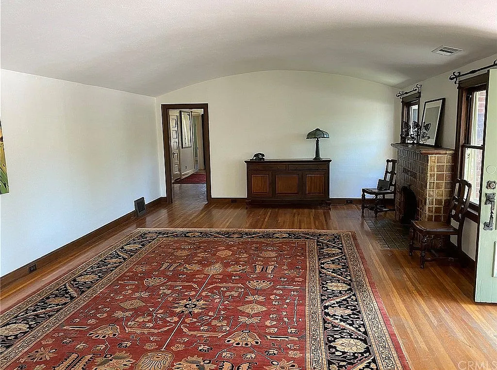 3 bed, 2450 sqft, $5,250 — Photo 3