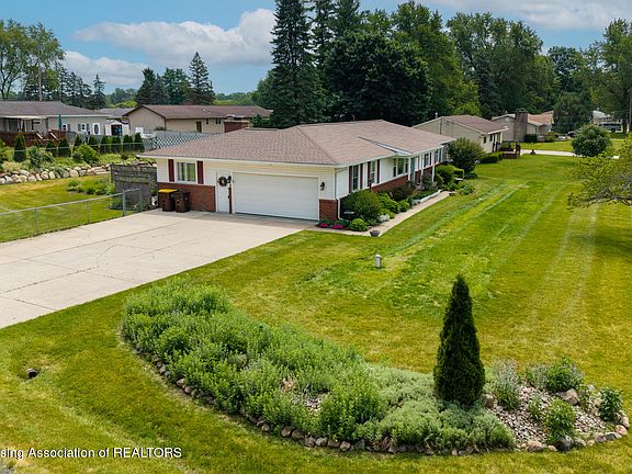 3rd image of 15089 Pinehurst Dr