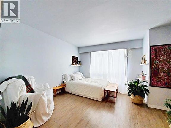 3rd image of 425 Callanan St