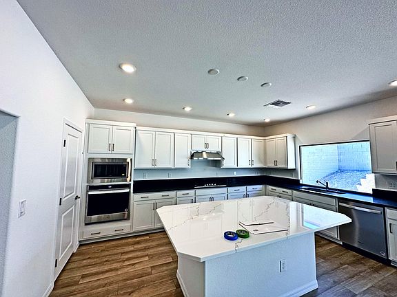 4th image of 687 Great River Ave