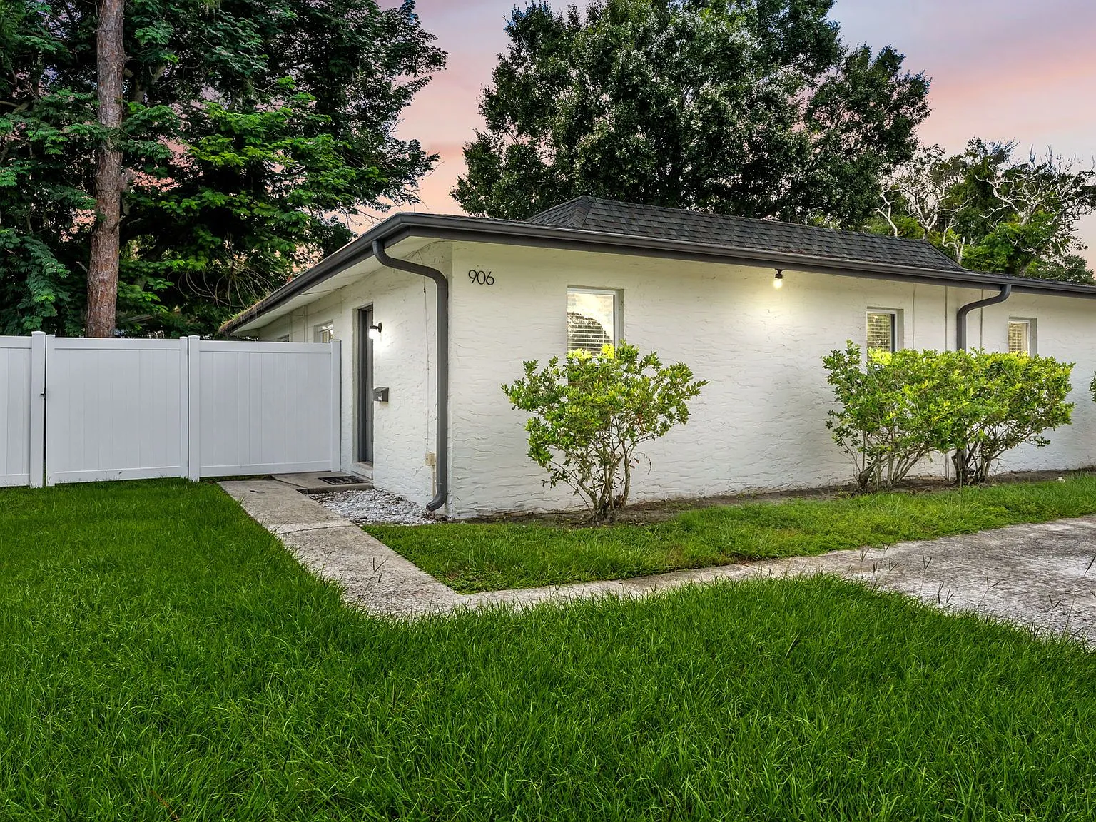 3 bed, 1.0 bath, 1100 sqft, $1,700 — Photo 1