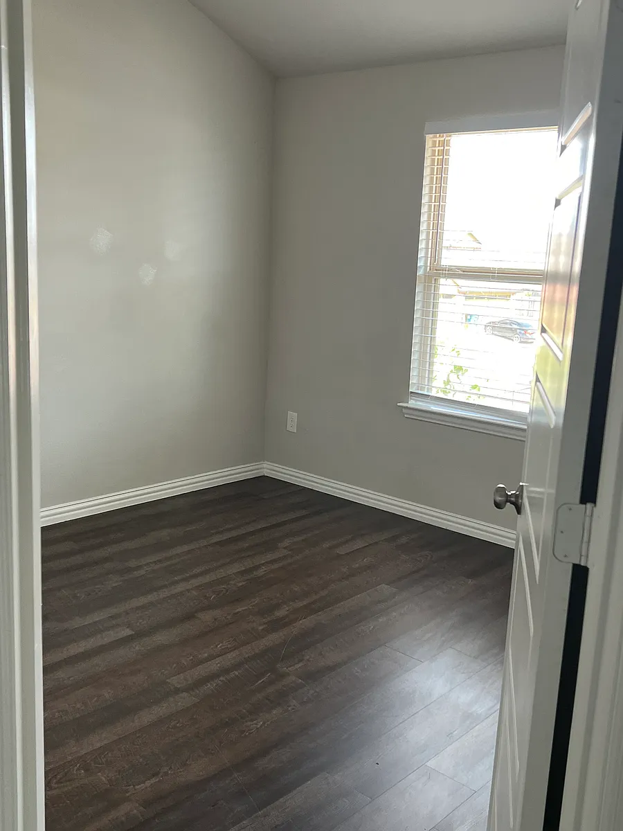 Building Photo - 4904 Villas Dr #4904