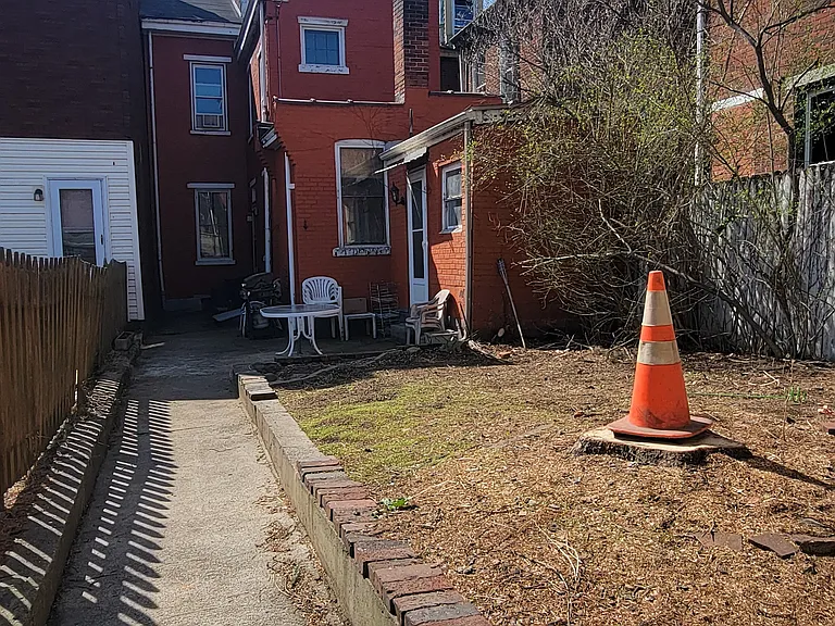 2323 Sarah St — Photo 27