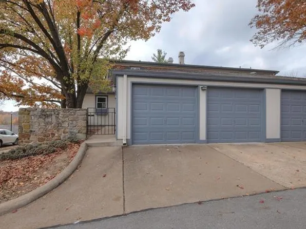 979 Conestoga Dr, Ballwin, MO 63021