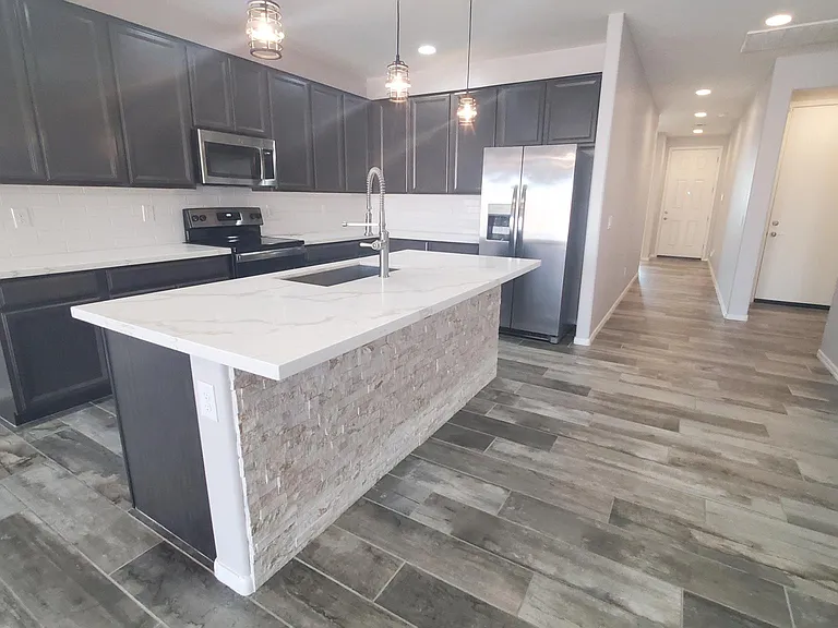 1256 E Jahns Dr — Photo 3