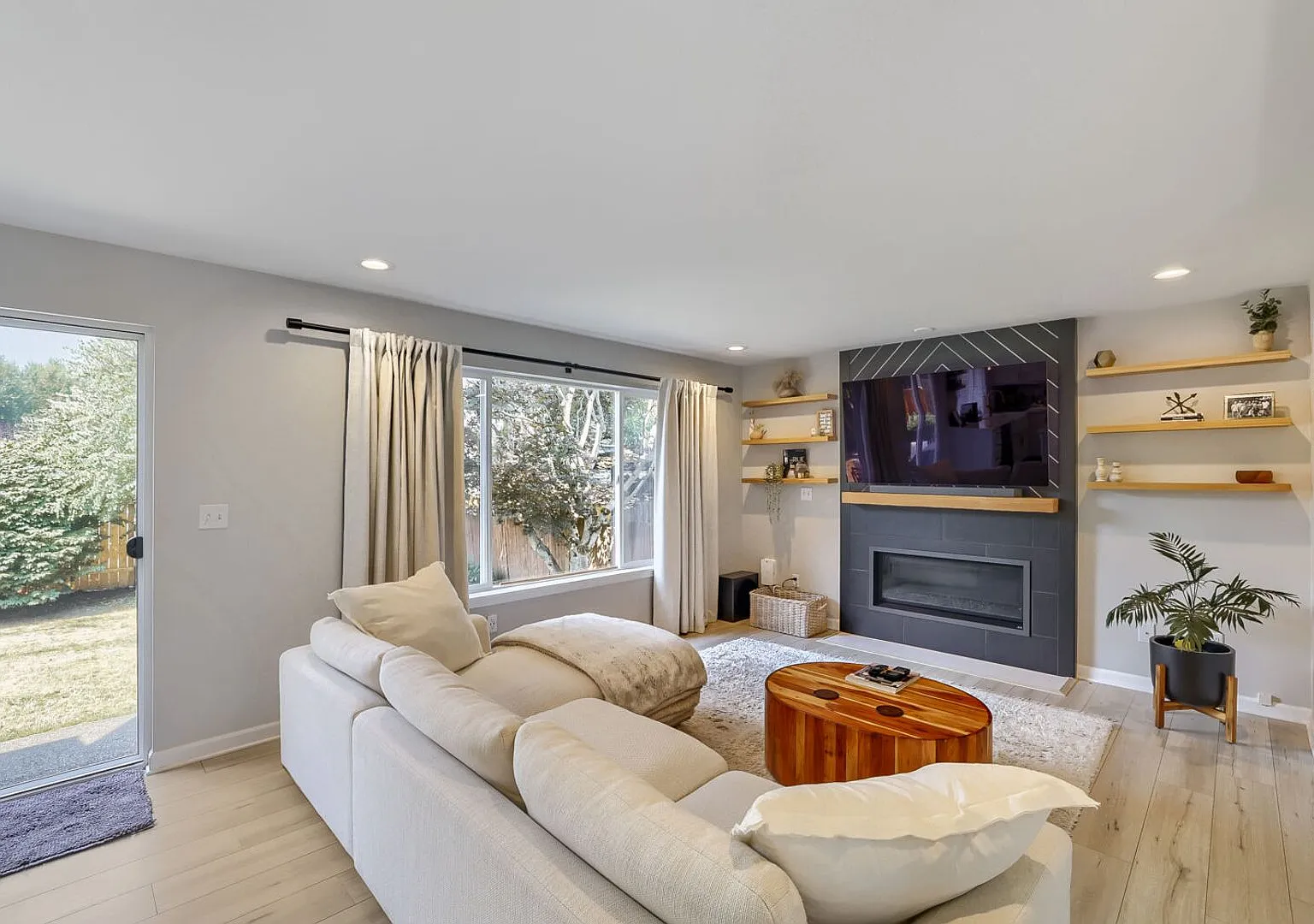 Stunning 3 Bed 2.5 Bath Lake Stevens Home w/ Attached Garage and Fenced Yard — Photo 3