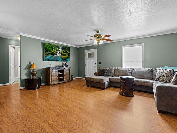 4th image of 133 Oak Springs Ln