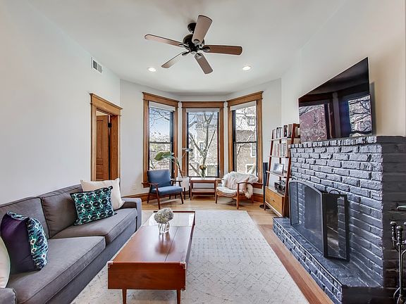4th image of 2149 N Kenmore Ave #2N