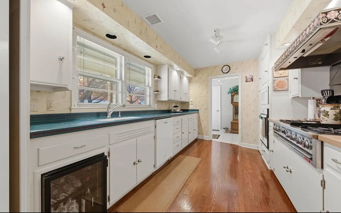 3 bed, 2.5 bath, 2316 sqft, $1,975 — Photo 2